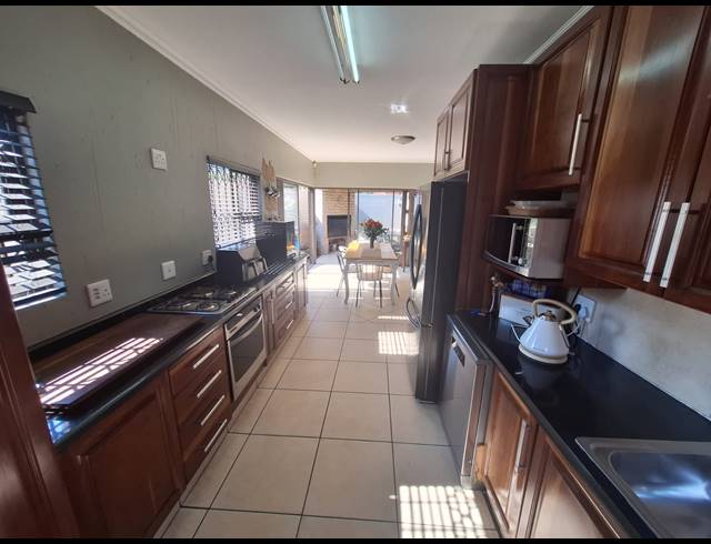 4 BEDROOM TOWNHOUSE FOR SALE IN VANDERBIJLPARK SW 5